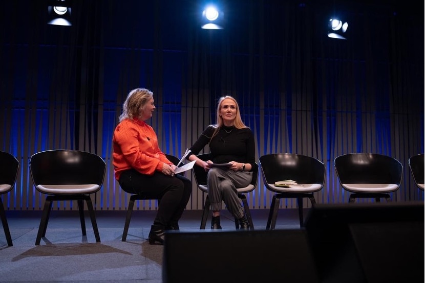 Panel umræður á sviði